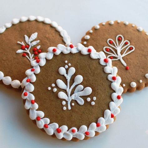 Winterberry Cookie Gift Set - Half Dozen (Gingerbread) - MADE TO ORDER. $16.00, via Etsy. Christmas Cookie Party, Gingerbread Cookies Decorated, Cute Christmas Cookies, Ginger Biscuits, Winter Cookie, Gingerbread Decorations, Winter Cake, Christmas Food Dinner, Ginger Cookies