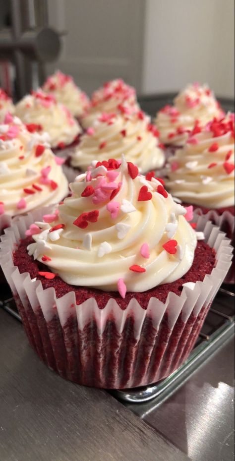 Cute Baking, Velvet Cupcakes, حلويات صحية, Red Velvet Cupcakes, Think Food, Deilig Mat, Köstliche Desserts, Cute Desserts, Pretty Cakes