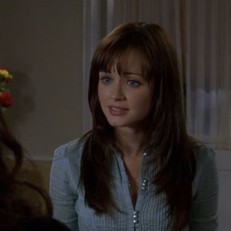 rory gilmore ౨ৎ Rory Gilmore Hair Curtain Bangs, Rory Gilmore Hair Layers, Rory Gilmore Hair Bangs, Rory Gilmore Season 7 Hair, Rory Gilmore Ponytail, Rory Bangs, Rory Gilmore Haircut, Rory Gilmore Season 6, Rory Gilmore Bangs