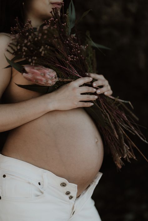 Pregnant woman holding flowers during her maternity photoshoot Budoir Sessions Maternity, Boudiour Maternity, Maternity Photography Ideas Unique, Intimate Maternity, Maternity Picture, Pregnant Wedding, Maternity Pics, Beach Maternity, Pregnant Couple