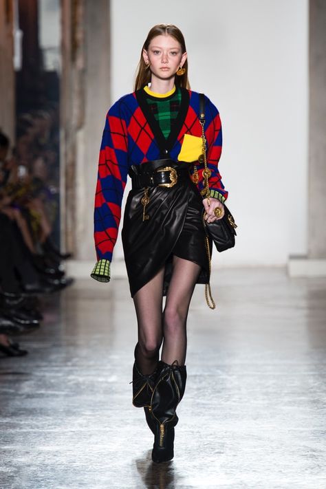 Versace Takes On Colorful Plaids for Fall 2018 2018 Runway, Fancy Clothes, 90s Runway Fashion, Mode Chanel, Model Outfits, Milan Fashion Weeks, Fashion Weeks, Fashion 2018, Fall 2018