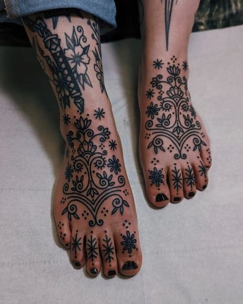 Ornamental Feet Tattoo, Bottom Of Foot Tattoo, Feet Tattoos For Women Beautiful, Ornamental Foot Tattoo, Toe Tattoos For Women, Adornment Tattoo, Toe Ring Tattoos, Toe Tattoo, Toe Tattoos