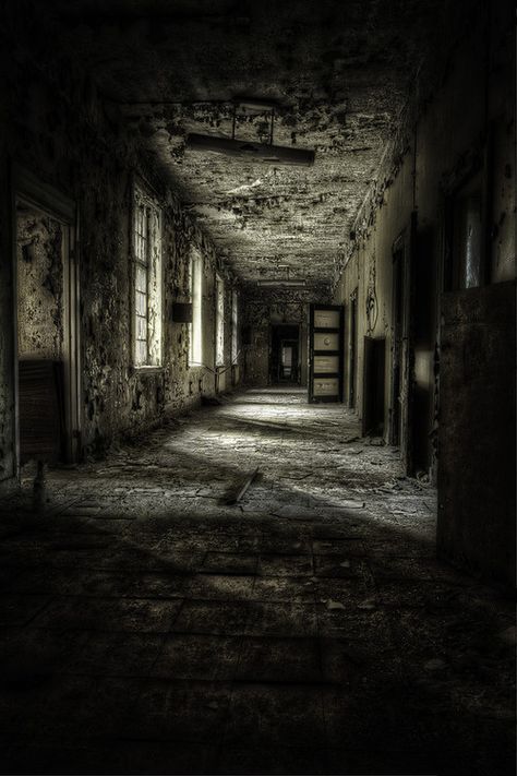 El tenebroso pasillo del asilo. Creepy Places, Abandoned Asylums, The Asylum, Creepy Images, Abandoned Hospital, Scary Places, Peeling Paint, Haunted Places, Dark Places