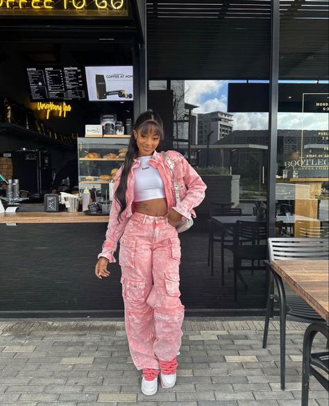 Street Girly Outfits, Pink Outfits Inspiration, Nicki Outfits Concert, Pink Streetwear Outfit Aesthetic, Baddie Outfits Casual Pink, Pink Pants Outfit Black Women, Streetwear Fashion Pink, Pink Cargos Outfit, Pink Jean Skirt Outfit