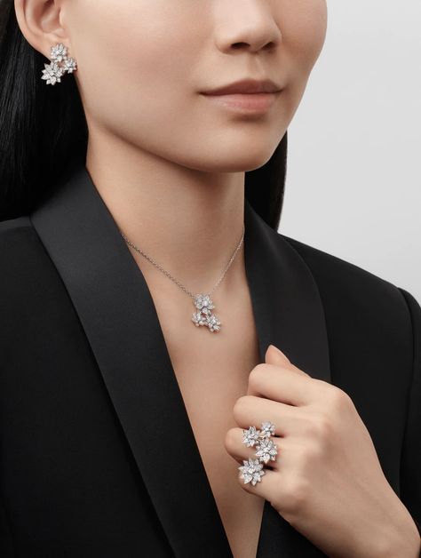 Van Cleef & Arpels, Lotus Earrings, Lotus Pendant, Van Cleef And Arpels, Types Of Diamonds, The Lotus, Chanel Jewelry, Diamond Settings, White Gold Jewelry