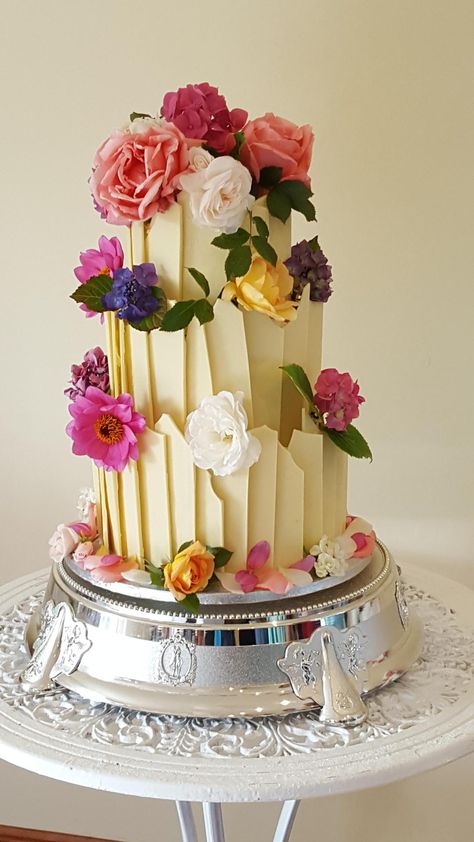 Our fabulous wedding cake, 12th September 2015. Dragon red sponge and buttercream layers, surrounded by tempered white chocolate shards and finished off with random fresh flowers from the garden. Stood about 3.5ft high and enough for 200 people. Fabulous! White Chocolate Shards, Sponge Cake Decoration, Chocolate Shards, White Chocolate Shavings, Cake Delicious, Fabulous Cakes, Cake Boards, Dream Wedding Cake, Cake Stuff