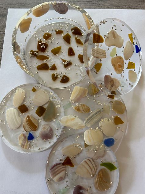 Set of four resin coasters with seashells, sea glass, and glitter. Transparent feet prevent slipping. Great for parties or to bring the beach to you year-round! Seashell Coasters, Sea Glass Flowers, Coasters Christmas, Beach Coasters, Glass Coaster, Resin Ideas, Art Sea, Resin Coasters, Saratoga Springs