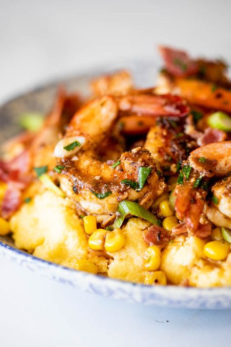 Shrimp and grits with bacon and corn - Simply Delicious Grits Ideas, Shrimp And Polenta, Bacon And Corn, Cajun Shrimp And Grits, Grits Casserole, Shrimp N Grits Recipe, Creamy Grits, Corn Grits, Savory Bites