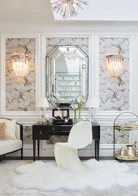 The only thing more enviable than the fine jewelry is the furniture | archdigest.com Walking Closet Ideas, Parisian Chic Bedroom, Parisian Apartment Decor, Parisian Bedroom, Wall Moulding, Parisian Decor, Parisian Interior, Parisian Apartment, Design Apartment