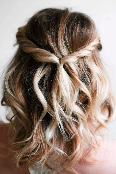 Dirndl Frisuren für kurze Haare - Die schönsten Looks zum Nachmachen! Lazy Girl Hairstyles, Trendy We Fryzurach, Short Spiky Hairstyles, Lazy Hairstyles, Stunning Hairstyles, Short Hair Updo, Short Haircut, Trending Hairstyles, Short Hair Styles Easy