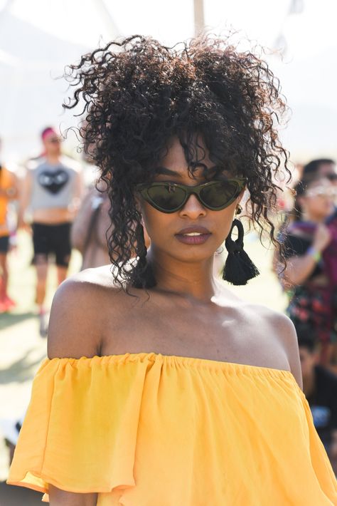 31 Summer Hair Ideas for When It's Too Hot to Deal Coachella Hair, Day Hairstyles, Curly Hair Trends, Curly Ponytail, Easy Summer Hairstyles, Hair Ponytail, Short Wavy Hair, Coachella Festival, Festival Hair