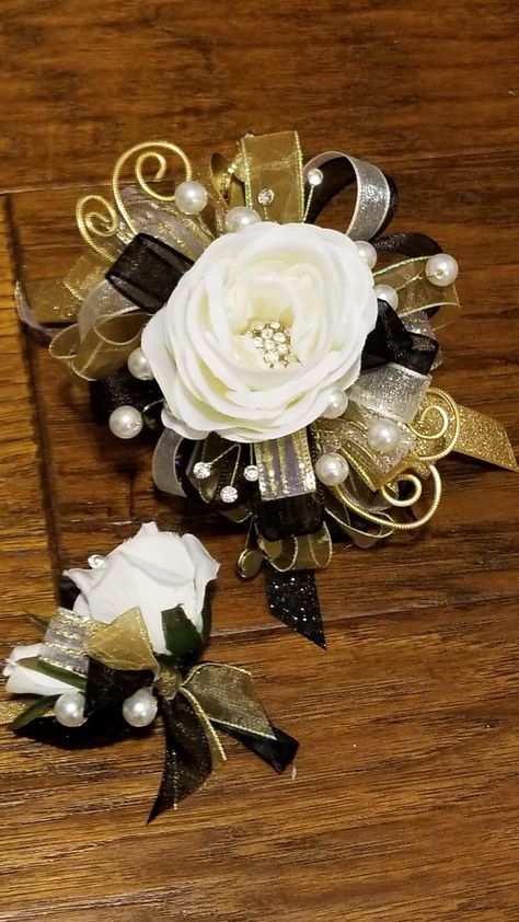 Black and gold homecoming corsage set from Hen House Designs www.henhousedesigns.net Black And Gold Corsage And Boutonniere, Gold Prom Couple, Black And Gold Corsage, Gold Corsage Prom, Black And Gold Homecoming, Gold Quinceanera Theme, Homecoming 2023, Gold Corsage, Corsage Ideas