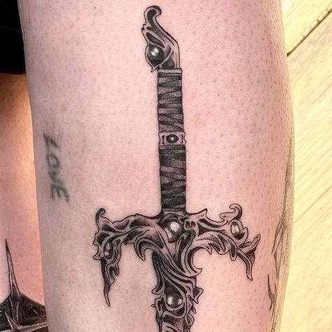 𝕸𝖊𝖌𝖆𝖓 on Instagram: "Lae’zel would be proud.  Silver Sword of the Astral Plane for Niamh. My personal favourite Githyanki weapon. If you know me at all, you know how excited I would have been to tattoo this today 🥺 proudly observed by the signed picture I have of Bae’zel by @devorawilde  MORE LIKE THIS PLEASE #baldursgate3 #bg3 #bg3tattoo #laezel #dnd #dndtattoo #traditionaltattoo #manchestertattoo #blackwork #finelinetattoo" Bg3 Tattoo Ideas, Bg3 Tattoo, Claymore Tattoo Swords, Greatsword Tattoo, Broadsword Tattoo, Horizon Zero Dawn Tallneck Tattoo, Moonlight Greatsword Tattoo, Astral Plane, Chest Tattoo Men