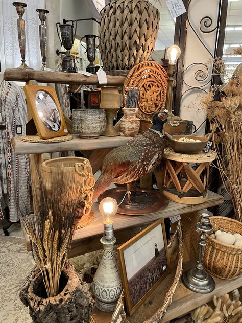 Retail Store Seating Area, Antique Booth Staging, Vintage Retail Display Ideas, Vintage Booth Display Ideas Vendor, Vintage Booth Display Ideas, Tiny Boutique, Booth Display Ideas, Art Festival Booth, Antique Store Displays