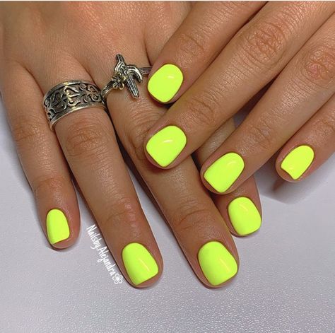 Yellow Polish Nails, Plain Neon Nails, Neon Yellow Dip Nails, Fluorescent Yellow Nails, Neon Dip Powder Nails, Dnd Neon Gel Polish, Neon Yellow Nails Short, Lemon Juice Nails, Neon Nails Yellow