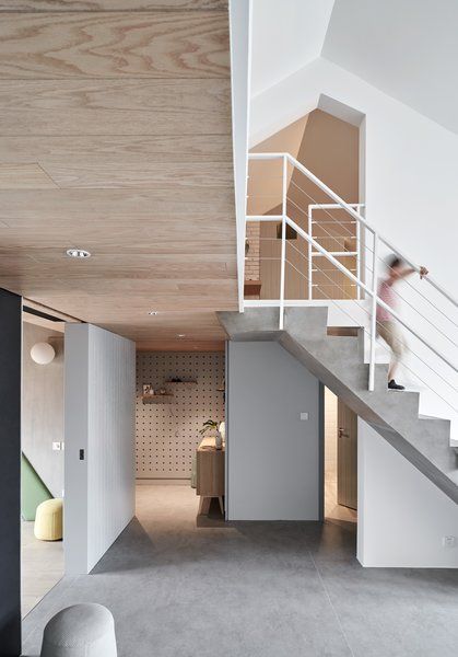 Hallway and Concrete Floor The open sliding doors of the kitchen and children’s room can flexibly stretch the space, and when fully opened, improve circulation. Mid Century Apartment, Industrial Crafts, Art Hallway, Romantic Industrial, Modern Family Home, Bathroom Contemporary, Minimalist Farmhouse, Modern Home Offices, Scandinavian Inspiration