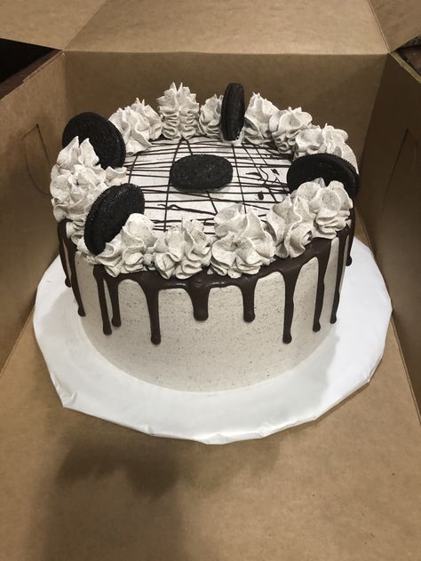 Oreo Cake Decoration Birthday, Oreo Cake Designs, Oreo Cakes, Oreo Birthday Cake, Round Birthday Cakes, Cake Oreo, Chocolate Oreo Cake, 14th Birthday Cakes, 15th Birthday Cakes