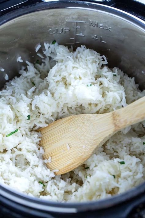 Instant Pot Jasmine Rice (Instant Pot Sticky Rice) is the easiest way to make sticky Jasmine rice EVER. Made with rice, water, and a pinch of salt in the instant pot in just 15 minutes! Jasmine Rice Instant Pot, Instant Pot Jasmine Rice, Rice Instant Pot, Jasmine Rice Recipes, Taco Side Dishes, Mexican Rice Easy, Mexican Side Dishes, Minute Rice, Slow Cooker Recipe