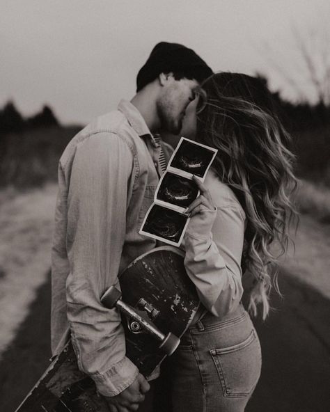 Unique Skateboard Pregnancy Announcement   | baby announcement | cool | skater boy | fun pregnancy announcement Skateboard Maternity Photos, Grunge Maternity, Pregnant Goals, Skatepark Photoshoot, Skate Shoot, Baby Sleep Regression, Fun Pregnancy Announcement, Family Potrait, Pregnancy Announcement Photoshoot