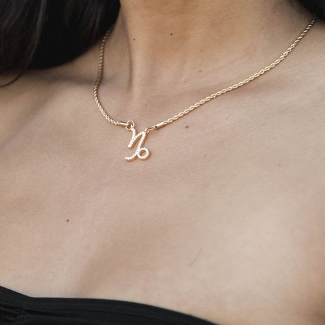 Capricorn Necklace Horn Necklace Boho, Capricorn Jewelry, Capricorn Necklace, Interior Unique, Tusk Necklace, Capricorn Season, Crescent Moon Necklace Gold, Double Horn Necklace, Gold Bracelets Stacked