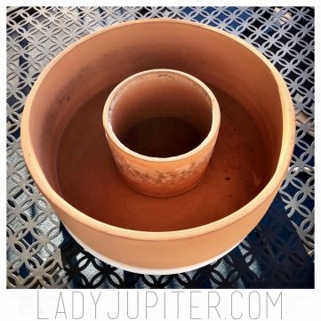 Homemade Humidifier, Ikea Planters, Ideas Ceramica, Terra Cotta Plant, Clean Pots, Terracotta Plant Pots, Terracotta Planter, Self Watering Planter, Air Humidifier