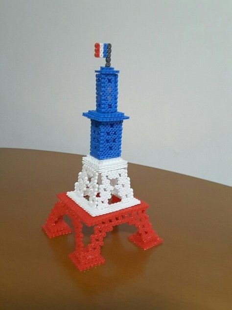 Une tour Eiffel en perles Hama Eiffel Tower Perler Beads, 3d Eiffel Tower, Maus Illustration, Perler Bead Mario, Hama Beads 3d, Perler Creations, 3d Perler Bead, Hamma Beads, 3d Figures