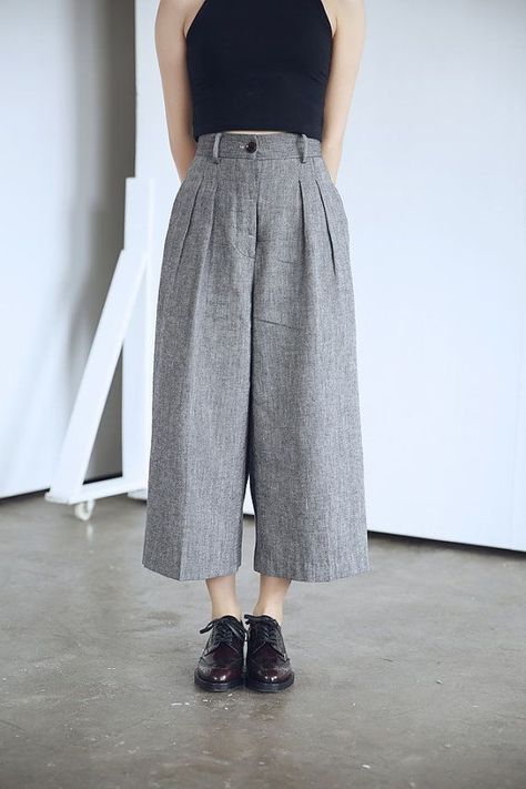 grey culottes for work  https://www.etsy.com/listing/225285058/grey-culottes-linen-culottes-wide-leg Grey Culottes Outfit, Grey Pants Women, Grey Culottes, Uniqlo Outfit, Autumn Fashion Grunge, Culottes Outfit, Linen Culottes, Womens Skirt Outfits, Wide Leg Culottes