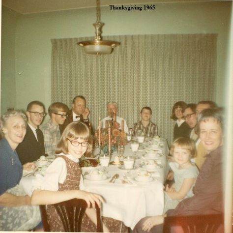 Thanksgiving holidays Vintage Thanksgiving Aesthetic, 90s Thanksgiving, 1950s Dinner Party, Thanksgiving Aesthetic Family, 1970s Dinner Party, 70s Thanksgiving, Big Family Thanksgiving, 1970 Dinner Party, 1960s Thanksgiving