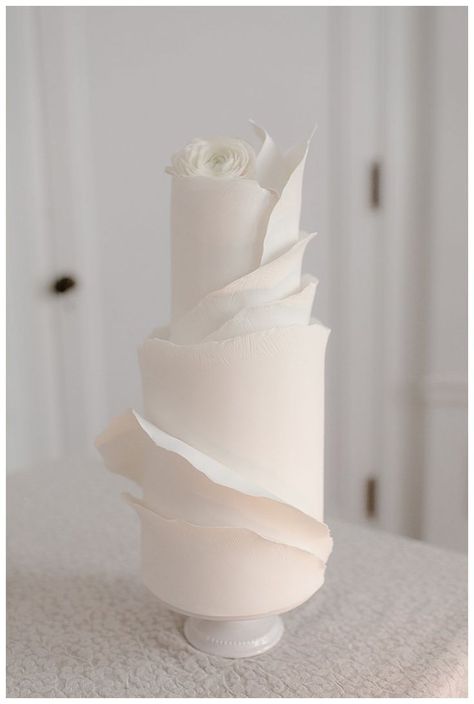 Modern White Wedding Cake, Wedding Cake Elegant, Modern White Wedding, Elegant And Romantic Wedding, Cake Elegant, Black And White Wedding Cake, Wedding Cakes Elegant, Modern Cakes, Romantic Wedding Inspiration