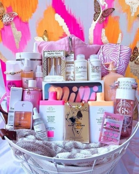 Preppy Gift Basket, Preppy Giveaway, Skincare Gift Basket, Beauty Product Photography Ideas, Lulu Scuba, Marc Jacobs Perfect, Pink Gift Basket, Preppy Birthday Gifts, Skincare Preppy