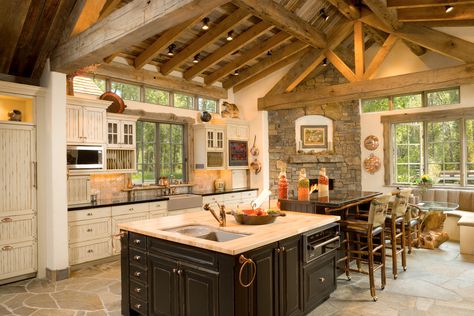 15 Warm & Cozy Rustic Kitchen Designs For Your Cabin Italian Rustic Kitchen, Beams Fireplace, Log Cabin Kitchens, Rustic Italian Home, Dark Island, Kitchen Bright, Log Home Kitchens, Ceiling Wood, Italian Kitchen Design