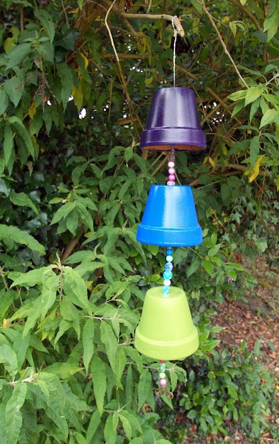 Windchimes Diy, Diy Terra Cotta Pots, Small Clay Pot, Terra Cotta Pot Crafts Diy, Wind Chimes Homemade, Solar Light Crafts, Clay Pot Projects, Wind Chimes Craft, Terra Cotta Pots