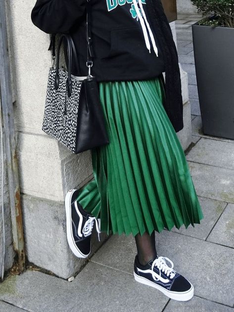 Skirt With Hoodie Outfit, Zara Pleated Skirt, Zara Skirts, Hoodie Outfit, Fashion Weeks, Komplette Outfits, Spring Outfit, Pleated Skirt, Midi Skirt