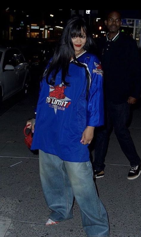 Rihanna Street Style, Baggy Fashion, 90s Street Style, Looks Rihanna, Estilo Cholo, Rihanna Outfits, Rihanna Looks, 2000s Streetwear, Drip Drip