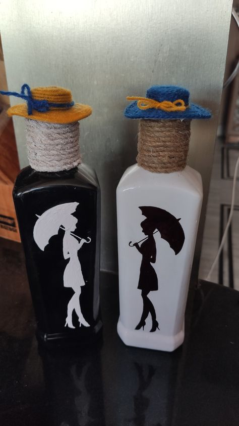 Black Bottle Painting, White Bottle Art, Beer Bottle Art, Acrylic Paint Bottles, Girls Sewing Projects, White Water Bottle, Painted Glass Bottles, Bottle Picture, Decorated Bottle