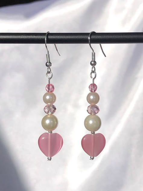 Pink Beads Earrings, Beaded Handmade Earrings, Recycled Materials Jewelry, Beaded Earring Inspiration, Earring Crafts Diy Jewelry, Pink Diy Jewelry, Pink Earrings Diy, Diy Cute Earrings, Pearl Beads Earrings