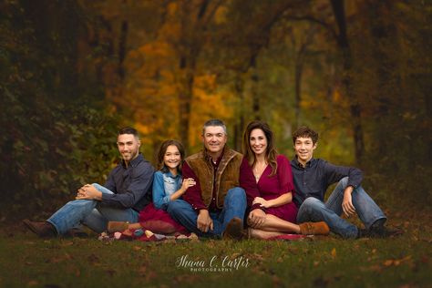 Family Pics On Blanket, In Home Photo Shoot Family Portraits, Family Of 5 Picture Ideas Older Kids, Full Family Photoshoot, Adult Family Poses, Casual Family Photos, Child Portrait Photography, Fall Photoshoot Family, Service Photography