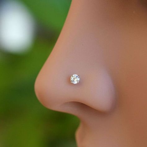 Nose Piercing Stud Placement, Nose Piercing Stud Diamond, Bull Nose Piercing, Clear Nose Piercing, Girls With Nose Piercing, Guys With Nose Piercings, Nose Piercing Tips, Nose Piercing Care, Small Nose Piercing