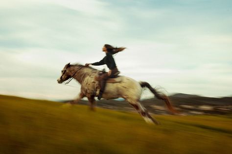 Apaloosa cowgirl horse grrrl Woman Riding Horse Aesthetic, Horse Film Photography, Sapphic Cowgirl Aesthetic, Horse Ranch Aesthetic, Horse Editorial, Cowgirl Riding Horse, Woman On Horse, Angel Y Diablo, Brown And White Horse