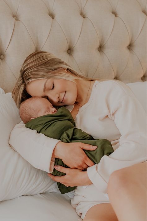 Newborn Family Photos Nursery, Newborn Family Bedroom Photos, Newborn Family Photos On Bed, New Born Parents Pictures, Family Pictures On Bed With Newborn, I’m Home Newborn Family Photos, Newborn Family Photos, Newborn Photoshoot, Newborn Pictures