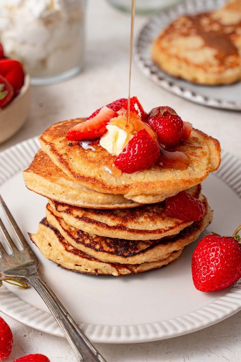 These cottage cheese pancakes are the ultimate healthy breakfast. They're made with cottage cheese, eggs, oat flour, and a handful of... Low Calorie Granola, Cottage Cheese Protein Pancakes, Granola Calories, Cottage Cheese Pancakes Recipe, Protein Cottage Cheese, High Protein Pancakes, Cottage Cheese Eggs, Cottage Cheese Pancakes, Sugar Free Maple Syrup