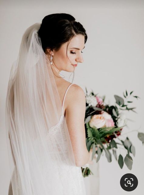 Bride Veil Photography, Bride Posing Ideas, Bride With Bouquet Photo Ideas, Bride Photoshoot Poses Photo Ideas, Bride Pictures Ideas Photo Poses, Bride Photo Poses Bridal Portraits, Bride Only Photos, Bride Studio Photoshoot, Bride Solo Photos