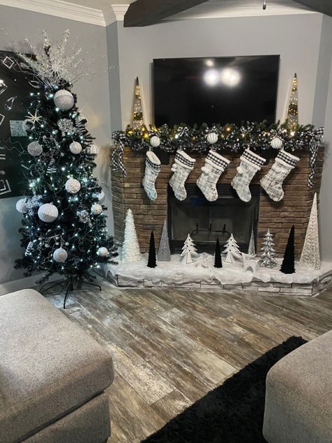 Black White Silver Christmas Decor, Christmas Fireplace Mantle Decorations, Grey Christmas Decor, Silver Christmas Decorations, Christmas Tree Decorating Themes, Christmas Fireplace Decor, Grey Christmas, Silver Christmas Tree, Christmas Mantel