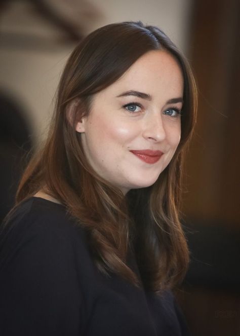 Dakota Johnson Dakota Johnson Bangs, Dj Outfit, Dakota Jhonson, Chic Black Outfits, Izzie Stevens, Dakota Style, Dakota Mayi Johnson, Dakota Johnson Style, Anastasia Steele