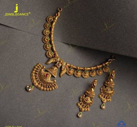 Nackles Design Simple Gold, Tanishq Jewellery Gold Necklaces Antique, Temple Jewelry Necklace, Gold Temple Jewellery, Antique Necklaces Design, Perhiasan India, Gold Jewelry Outfits, Antique Gold Jewelry Indian, Modern Gold Jewelry