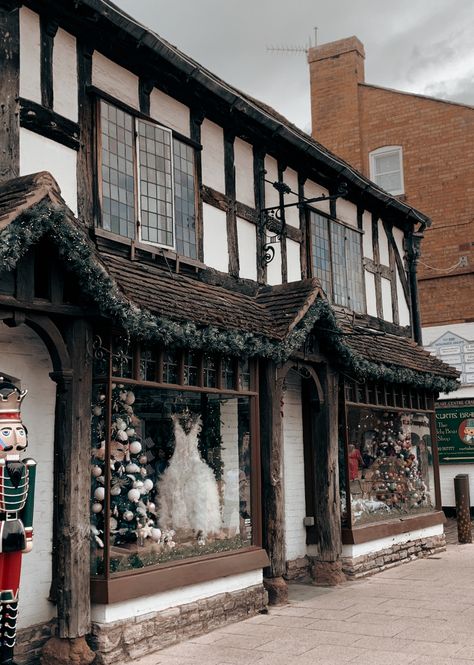 Stratford Upon Avon, Aesthetic Christmas, Christmas Shop, Christmas Aesthetic, Pretty Places, Christmas Shopping, United Kingdom, Sweet Home, England