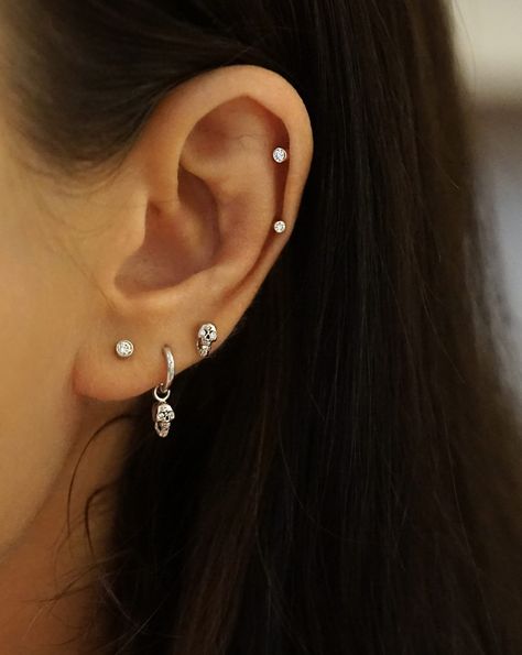 Stud Cartilage Piercing, Helix Piercing Stud, Diamond Piercing, Ear Ideas, Cartilage Piercing Stud, Ear Piercing Studs, Piercings Cartilage, Piercing Stud, Double Ear Piercings