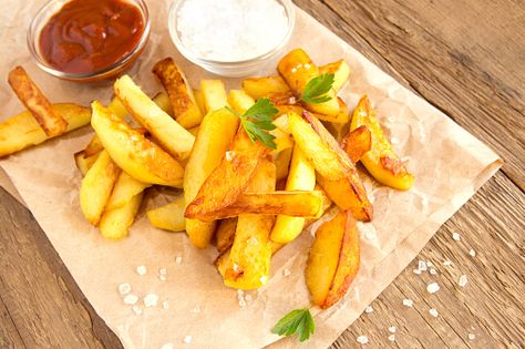 Air Fryer French Fries make take the cheating out of cheat food. Hot, healthy and made to order. Get the easy recipe from Nutrisystem here. Hot Chips Recipe, Oven Baked Fries, Nutrisystem Recipes, Air Fryer French Fries, Hot Chip, Healthy Vegan Snacks, Baked Fries, Chips Recipe, Idee Pasto Sano