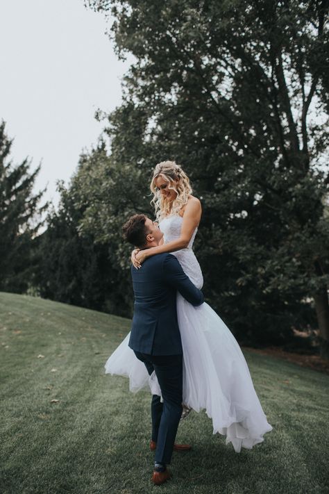 Wedding photo bride and groom lift blue suit Wedding Poses For Taller Bride, Funny Bride And Groom Pictures, Groom Carrying Bride, Wedding Photo Bride, Beach Photoshoot Family, Prewedding Photo, Wedding Couple Pictures, Short Bride, Photo Bride