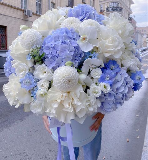 Blue Flowers Aesthetic Bouquet, White Blue Bouquet, Hortensia Bouquet, Blue Hydrangea Bouquet, Blue Flowers Bouquet, Very Beautiful Flowers, Hydrangea Bouquet, Flower Box Gift, Flower School